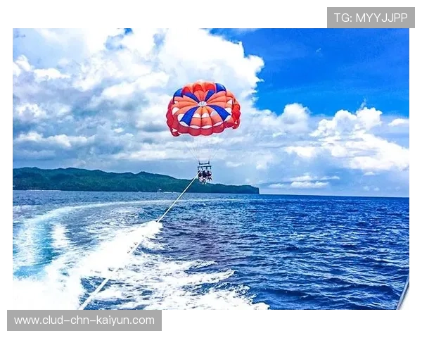 海岛沙滩滑翔伞,飞越海岸线的自由快感,海边滑翔伞 冲浪 海岛沙滩滑翔伞,飞越海岸线的自由快感,海边滑翔伞 冲浪